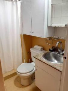 a bathroom with a toilet and a sink at Hermoso apartamento amoblado y decorado in Maracay