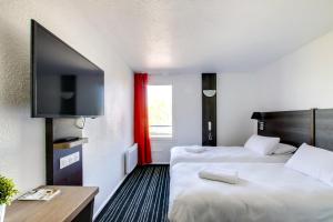 Postel nebo postele na pokoji v ubytování Brit Hotel Reims La Neuvillette