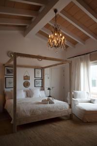 A bed or beds in a room at Finca Hotel Rural Es Turó