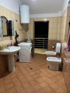 Koupelna v ubytování Karaj Apartments + 20 fotografií