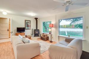 Televisyen dan/atau pusat hiburan di Secluded Lakefront Gem on 300 Acres in Webster