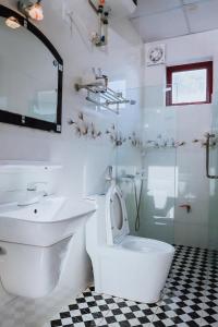 a bathroom with a toilet and a sink and a shower at Khách sạn 88 mộc châu in Mộc Châu