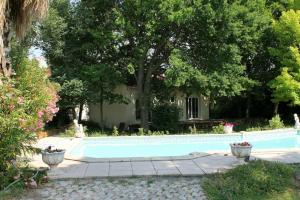 Bazén v ubytování Mini Villa Vivi proche Avignon nebo v jeho okolí