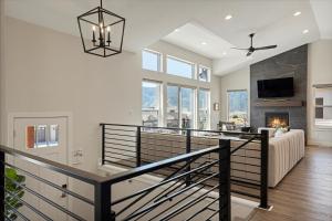 TV a/nebo společenská místnost v ubytování Mountain Art Retreat at Wolf Creek Resort