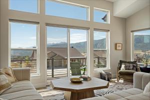 Nespecifikovaný výhled na hory nebo výhled na hory při pohledu z prázdninového domu