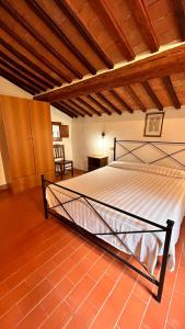 a bedroom with a large bed in a room at Casa Nerina in Castiglione dʼOrcia