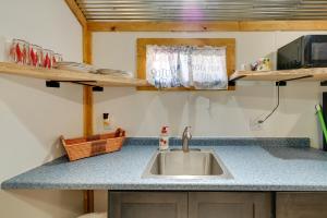 una cocina con fregadero y encimera en Iowa Tiny Cabin Near Pine Lake State Park, en Steamboat Rock 16 fotos más