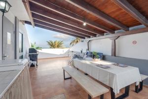 Φωτογραφία από το άλμπουμ του Room's La Tosquita Alcalá σε Alcala