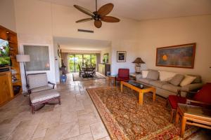 een woonkamer met een bank en een tafel bij Elua 704 in Wailea