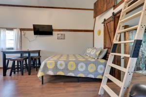 Et tv og/eller underholdning på Steamboat Rock Cabin Bike, Hike, Fish!