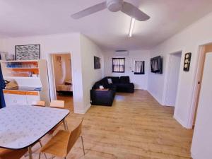 Posezení v ubytování Howsthaserenitee - 3BR house with bay views + 11 fotografií