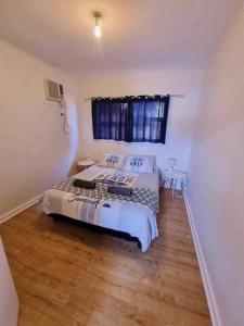 Rúm í herbergi á Howsthaserenitee - 3BR house with bay views
