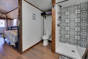 Et badeværelse på Steamboat Rock Cabin Bike, Hike, Fish! + 20 billeder