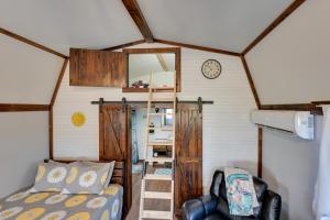 En eller flere senge i et værelse på Steamboat Rock Cabin Bike, Hike, Fish!