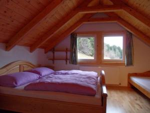 ein Schlafzimmer mit einem Bett und einem Fenster in der Unterkunft Laberer by Schladmingurlaub in Schladming