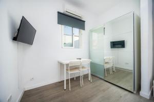 Mallorca Rooms Can Pastilla的电视和/或娱乐中心