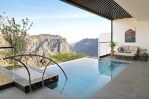 une piscine avec vue sur les montagnes dans l'établissement Hotel Indigo Jabal Akhdar Resort & Spa by IHG, à Al ‘Aqar