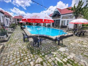 Bazén v ubytování Garden F Sheki nebo v jeho okolí