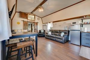 Køkken eller tekøkken på Steamboat Rock Cabin Bike, Hike, Fish!