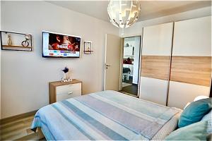 布拉索夫Relaxing Coresi Studio的一间卧室，里面有一张床和一台平板电视