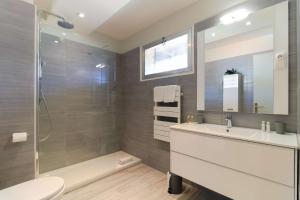 Kúpeľňa v ubytovaní SELECT'soHOME - Studio au cœur du centre-ville du Lavandou à quelques pas de la plage ! - Services hôteliers - AREV