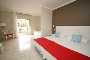 Łóżko lub łóżka w pokoju w obiekcie Hotel RF San Borondon