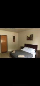 Postel nebo postele na pokoji v ubytování KJT Travellers Inn + 19 fotografií