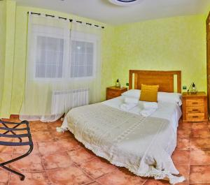 Ένα ή περισσότερα κρεβάτια σε δωμάτιο στο Casa Aurora Burgohondo