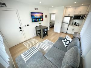 ein Wohnzimmer mit Couch und Küche in der Unterkunft RP415B - Inviting 1-Bedroom Haven in Captivating Burbank in Burbank + 9 Fotos