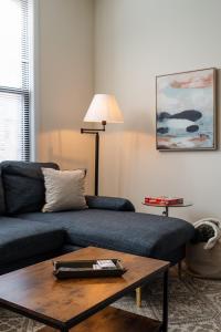 ein Wohnzimmer mit einer Couch und einem Couchtisch in der Unterkunft Ukrainian Village 2BR Modern Apartment D2 in Chicago