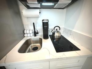 eine Küchenspüle mit einem Teekessel darauf in der Unterkunft RP415B - Inviting 1-Bedroom Haven in Captivating Burbank in Burbank