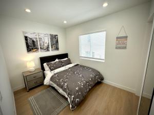 ein Schlafzimmer mit einem Bett und einem Fenster in der Unterkunft RP415B - Inviting 1-Bedroom Haven in Captivating Burbank in Burbank