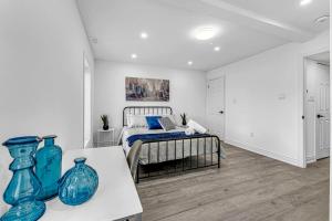 Katil atau katil-katil dalam bilik di Cozy 6BR Home TiCats Hospitals Beach First Ontario