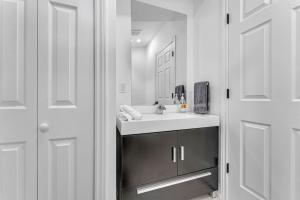 Gambar di galeri bagi Cozy 6BR Home TiCats Hospitals Beach First Ontario di Hamilton