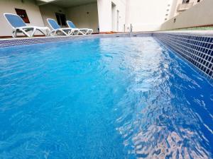 Piscina de la sau aproape de Aspire Tower-Charming Nest 2bhk Juffair