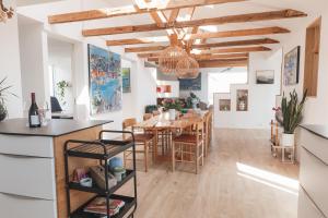 Φωτογραφία από το άλμπουμ του Luxury Downtown Penthouse στο Τόρσχαβν