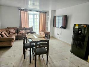 TV a/nebo společenská místnost v ubytování Apartamento familar moderno al sur de Buga