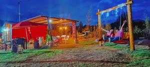 CucunubáにあるLa Tata cabaña y zona de campingの二人乗りだ +2枚の写真