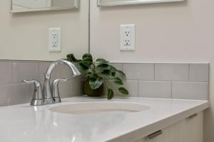 Fotografie z fotogalerie ubytování 3 Bedroom Sage House with AC, Driveway Parking, King Bed & More v destinaci Calgary + 42 fotografií