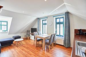 un salon avec une table et des chaises de salle à manger dans l'établissement "Klein-Wiebke" in der Villa Wilhelmine, à Borkum