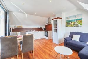 un salon avec un canapé bleu et une table dans l'établissement "Klein-Wiebke" in der Villa Wilhelmine, à Borkum