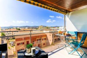 balkon z widokiem na miasto w obiekcie SELECT'soHOME - Studio au cœur du centre-ville du Lavandou à quelques pas de la plage ! - Services hôteliers - AREV w mieście Le Lavandou +3 zdjęcia