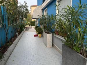 Um jardim no exterior de Hotel Guidi