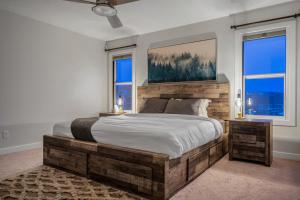 Postel nebo postele na pokoji v ubytování 3 Bedroom Sage House with AC, Driveway Parking, King Bed & More