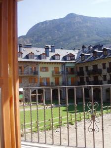 una ventana de un edificio con vistas en Apartamento Lamatriz Dequin Edificio Sayo 8, en Benasque