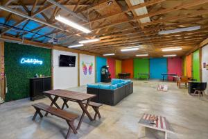 Televisyen dan/atau pusat hiburan di Creekside Fun Dog-friendly, Games & Fire Pit