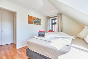 une chambre avec un lit avec des draps blancs dans l'établissement "Klein-Wiebke" in der Villa Wilhelmine, à Borkum
