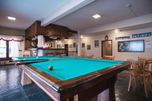 a billiard room with a pool table in it at Hotel Bahia Nueva in Puerto Madryn