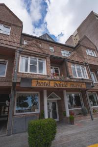 a hotel building with a hotel ballina ridge at Hotel Bahia Nueva in Puerto Madryn