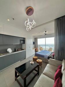Posezení v ubytování Flat in Noida , Supernova 26th floor